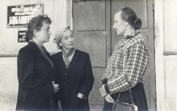  Директор библиотеки Анна Петровна Акимова (справа) с читателями. 1949 год.